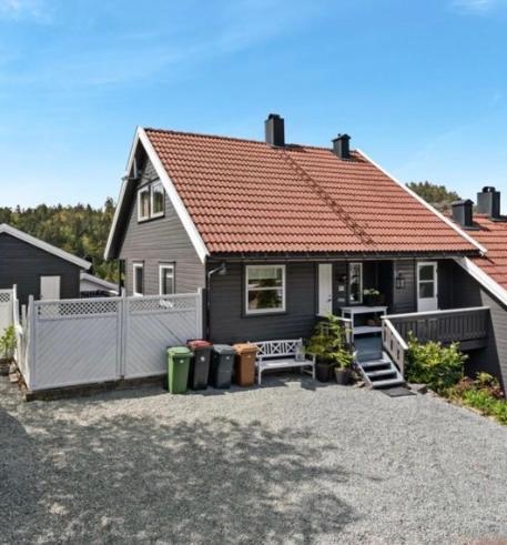 Sjarmerende Familievennlig Hus Med 2 Soverom Kristiansand Buitenkant foto